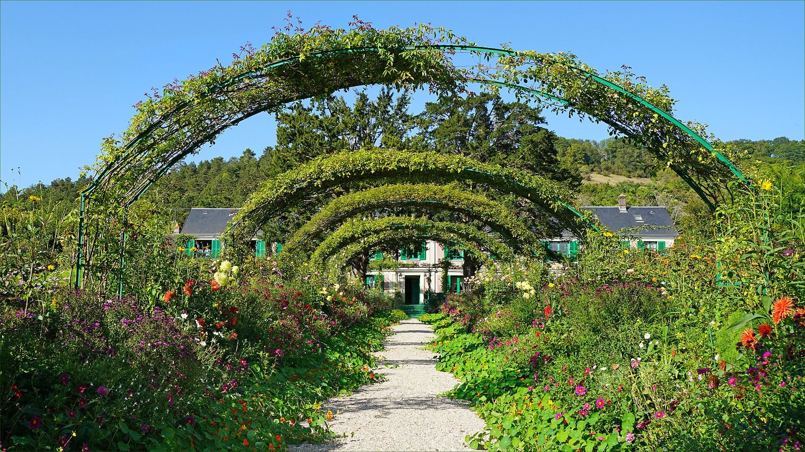 Le clos normand fleuri devant la maison de Claude Monet à Giverny