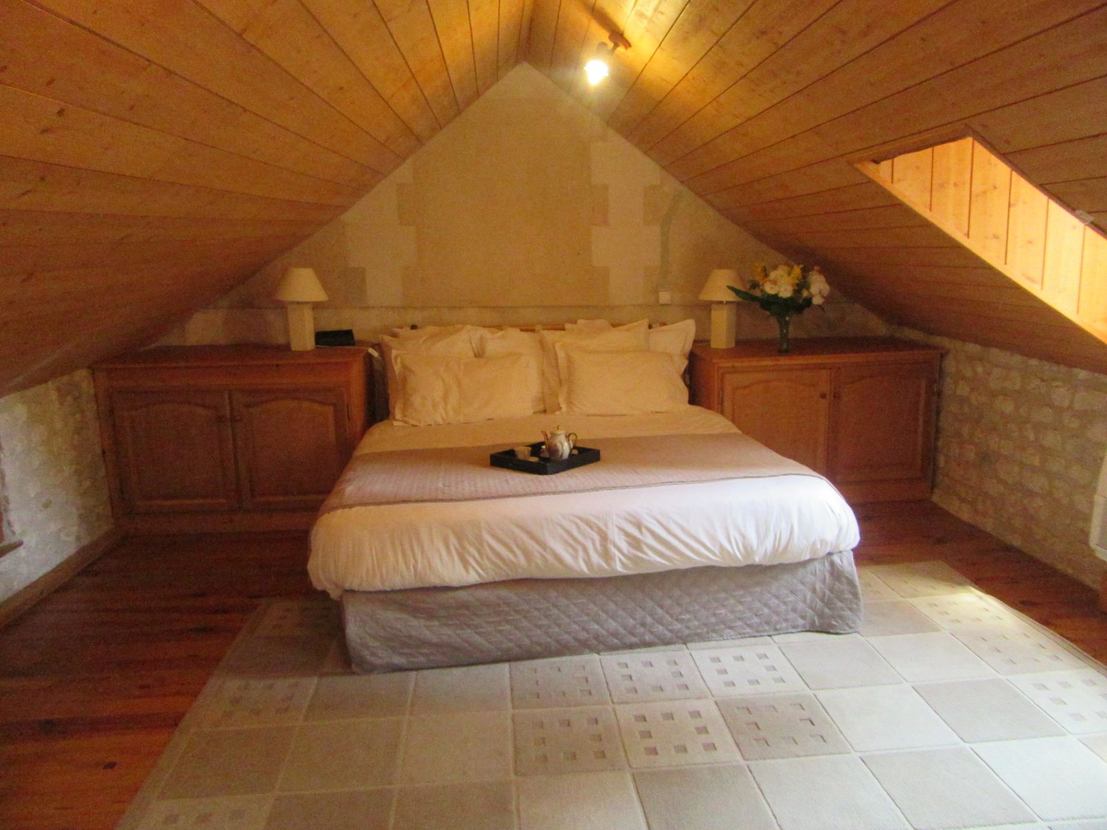 Chambre mansardée avec lit double du gîte des Émotelles