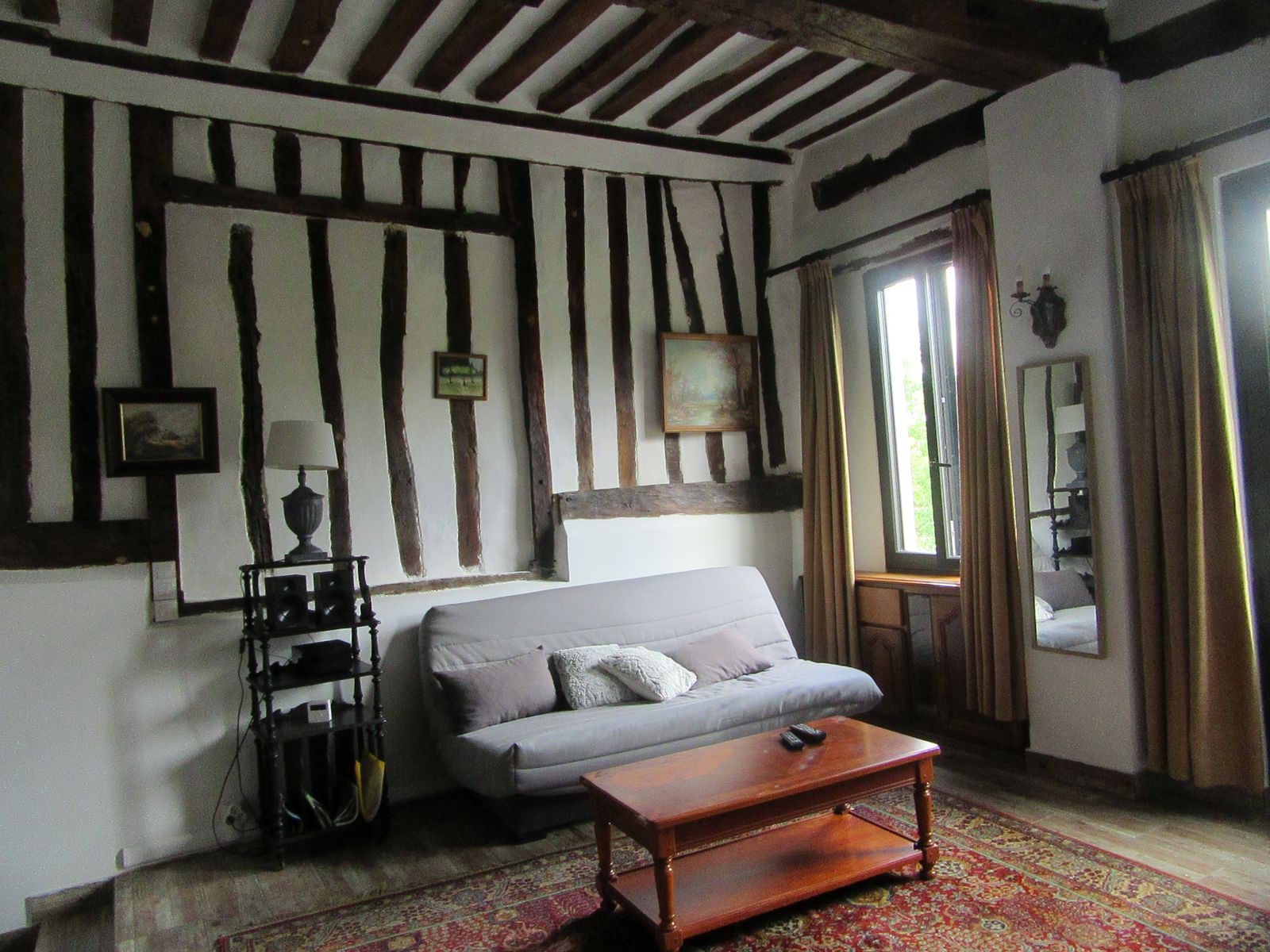 Salon à colombages du gîte de la Reine Blanche