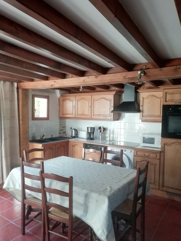 Salle à manger et coin cuisine à léry