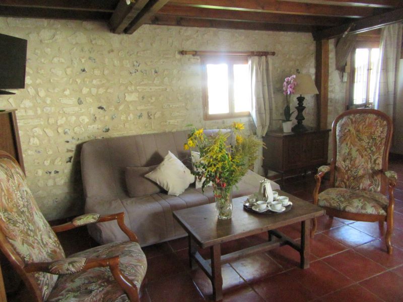 Salon en pierre apparente du gîte Saint-Ouen